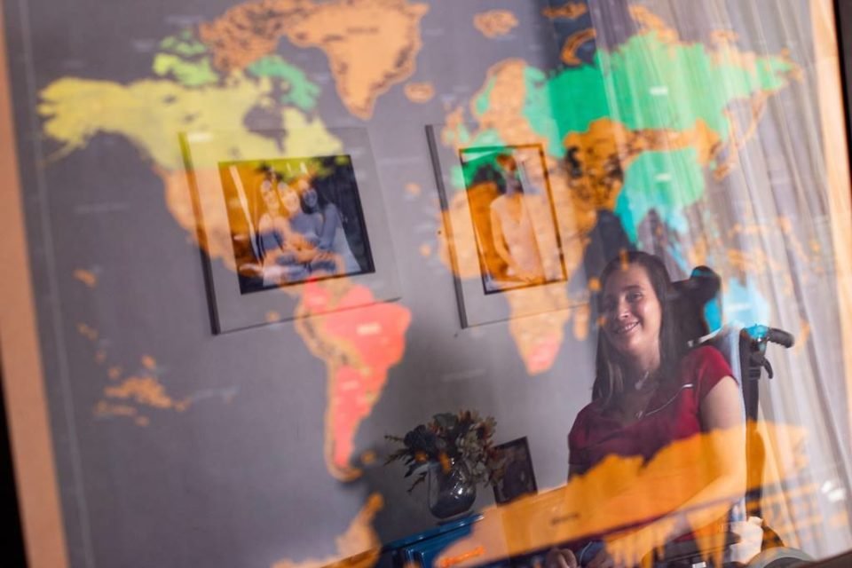 Reflexo de uma mulher em um quadro com o mapa mundi - Metrópoles