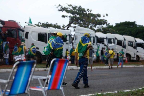 Foto colorida de caminhões enfileirados no QG de Brasília - Metrópoles