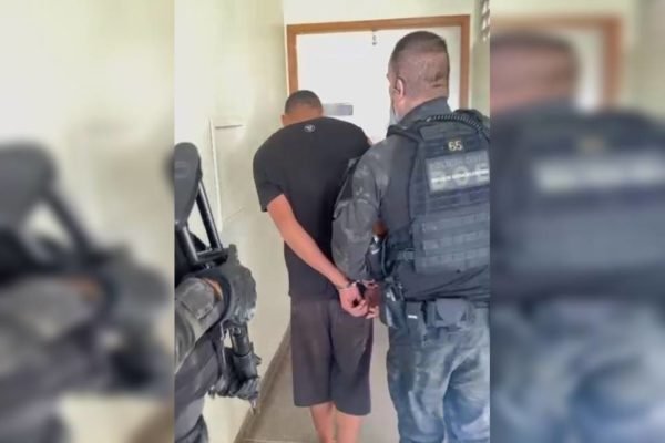 Policial conduz preso por tráfico de drogas - Metrópoles