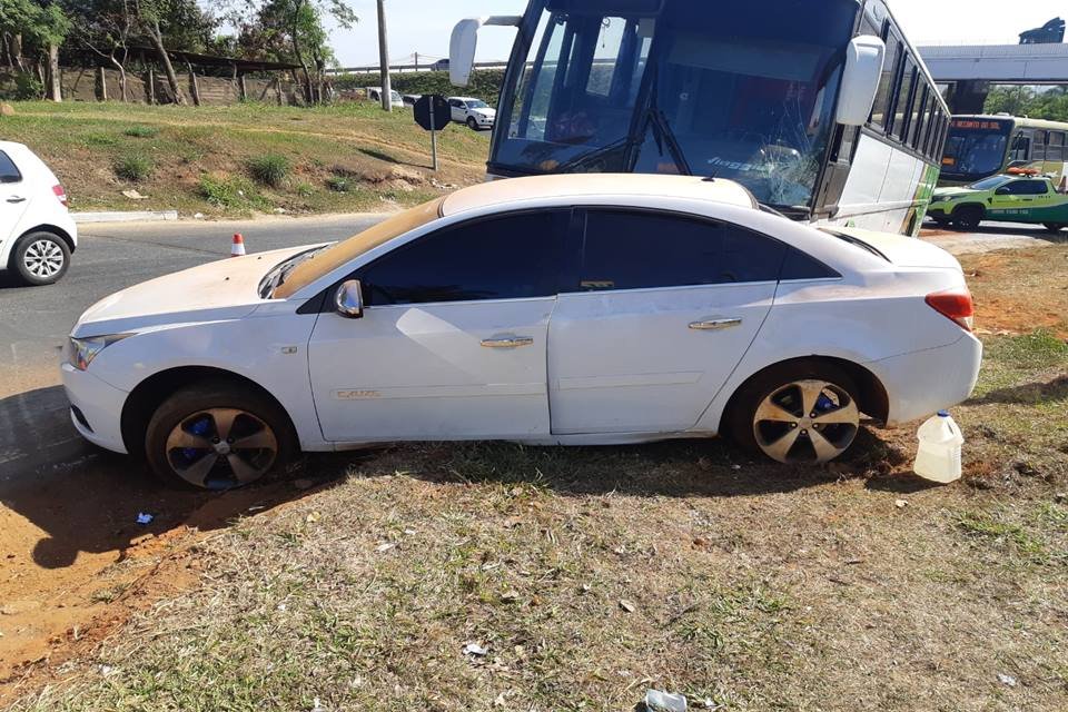 Um carro branco com a palavra chevrolet na lateral