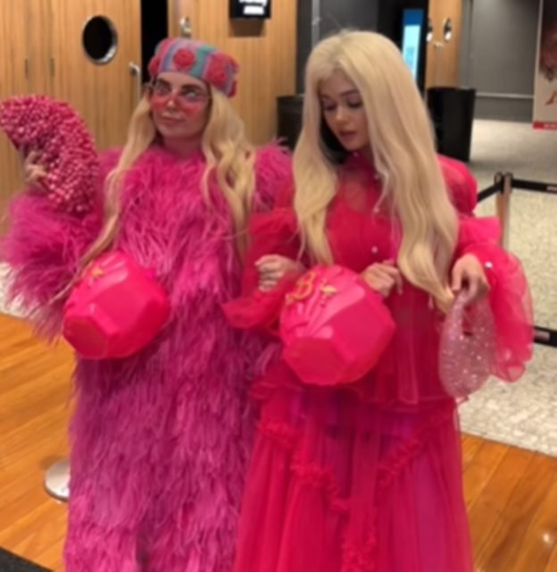 Gkay e Franciny Ehlke com roupas rosas simulando a Barbie - Metrópoles