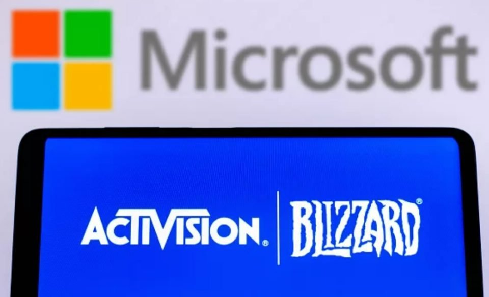 Imagem de aparelho celular com o logotipo da Activision. Ao fundo, logo da Microsoft em uma tela branca