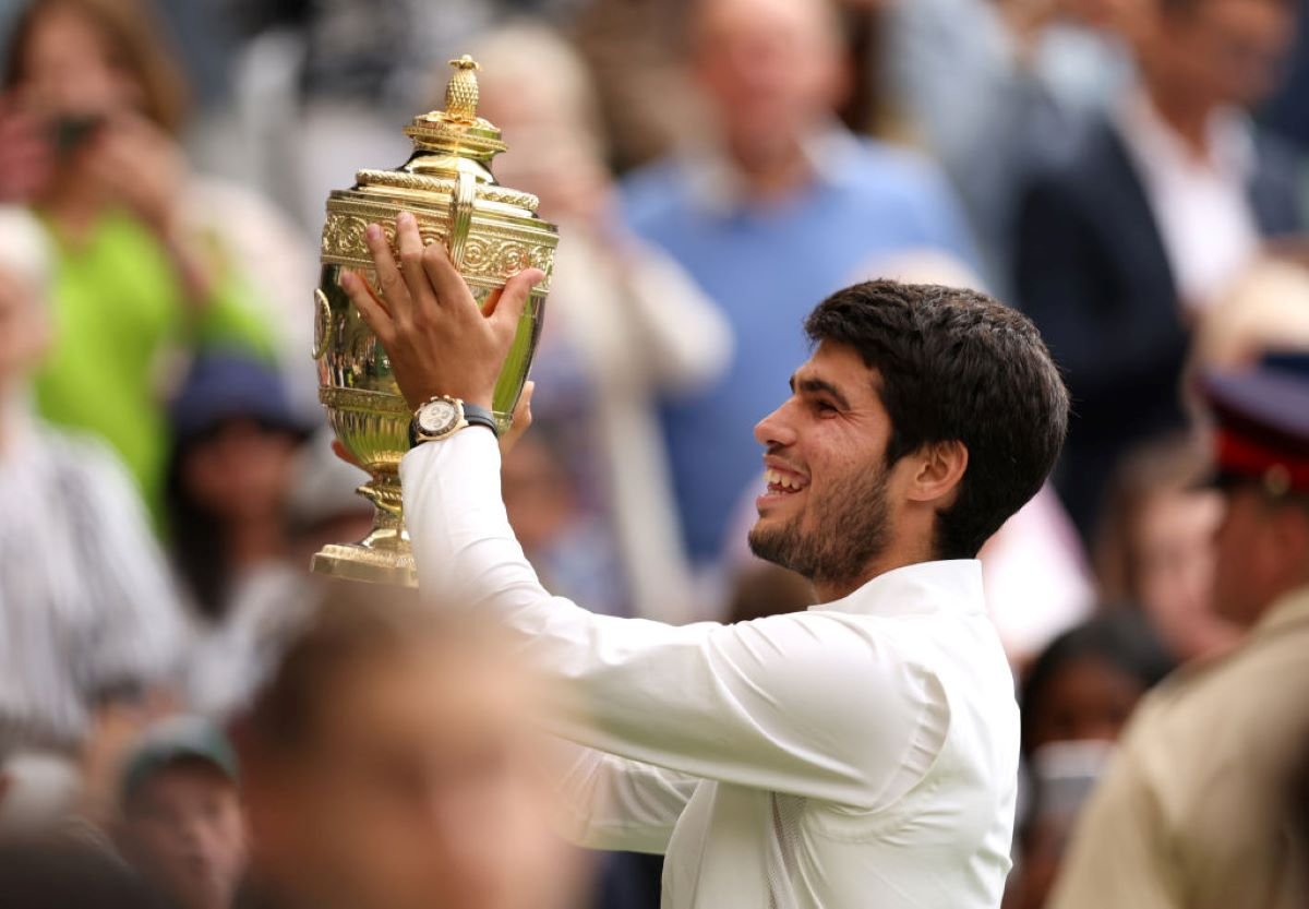 Carlos Alcaraz bate Djokovic em batalha na grama de Wimbledon e