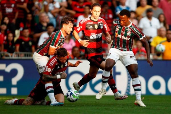 Jogadores de Flamengo e Fluminense em jogo do Campeonato Brasileiro - Metrópoles