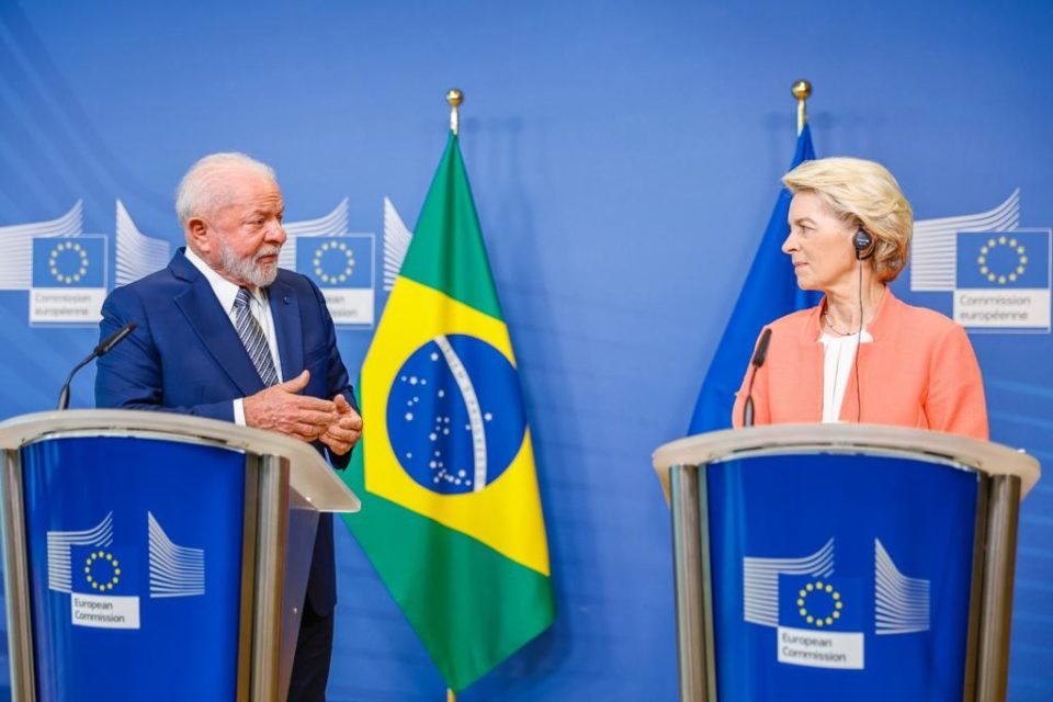 foto colorida presidente Lula e presidente da comissão europeia - Metrópoles
