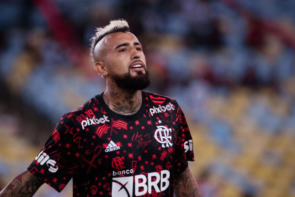 Vidal no aquecimento pelo Flamengo - Metrópoles