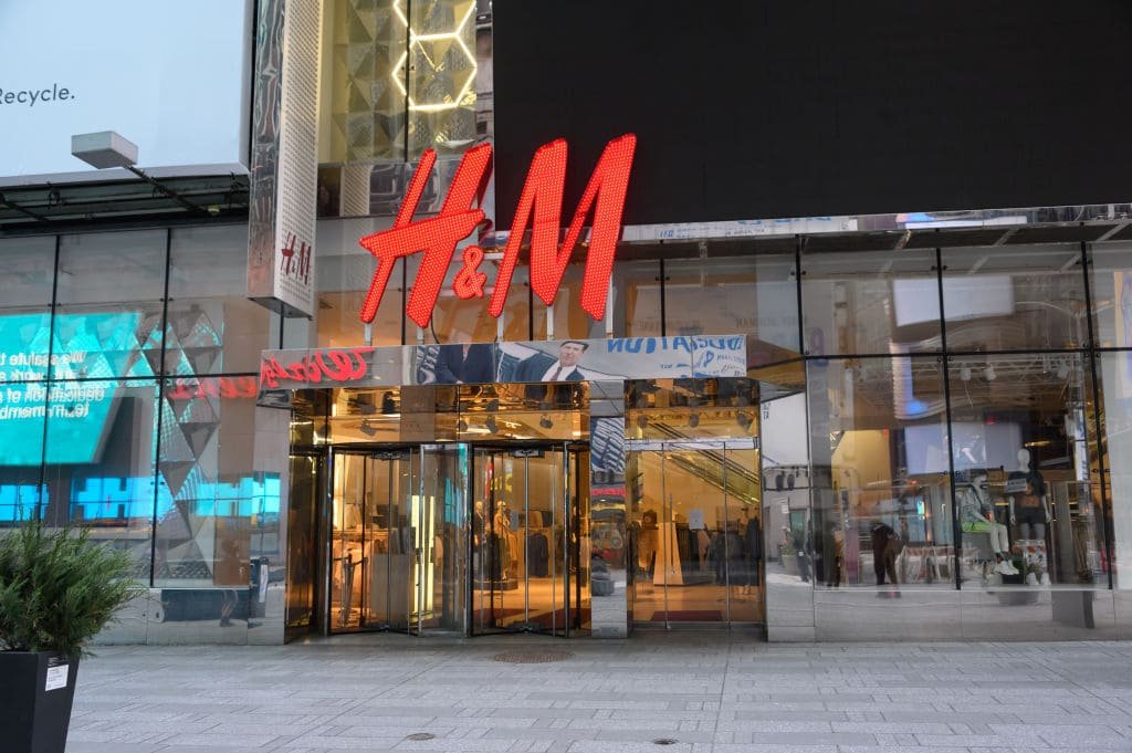 Lojas H&M é multada em quase R$ 230 milhões por monitorar