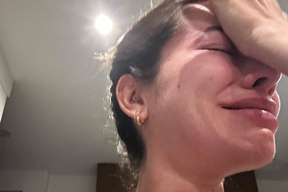 Foto colorida de Adriana Sant'anna. A ex-BBB está chorando, é branca e tem cabelos claros - Metrópoles