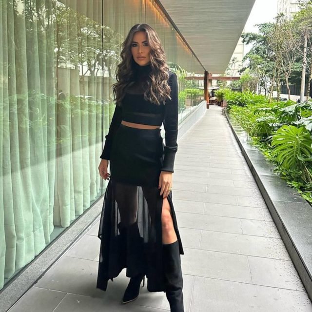 Foto colorida de Adriana Sant'anna. Ela tem cabelos claros, é branca e utiliza uma roupa preta - Metrópoles