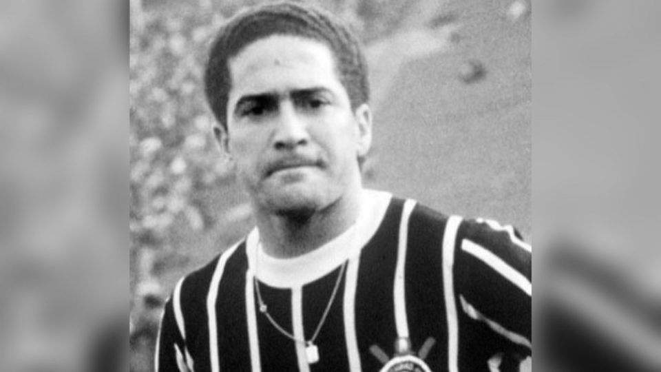 Imagem em preto e branco de Palhinha, ex-jogador de futebol - Metrópoles