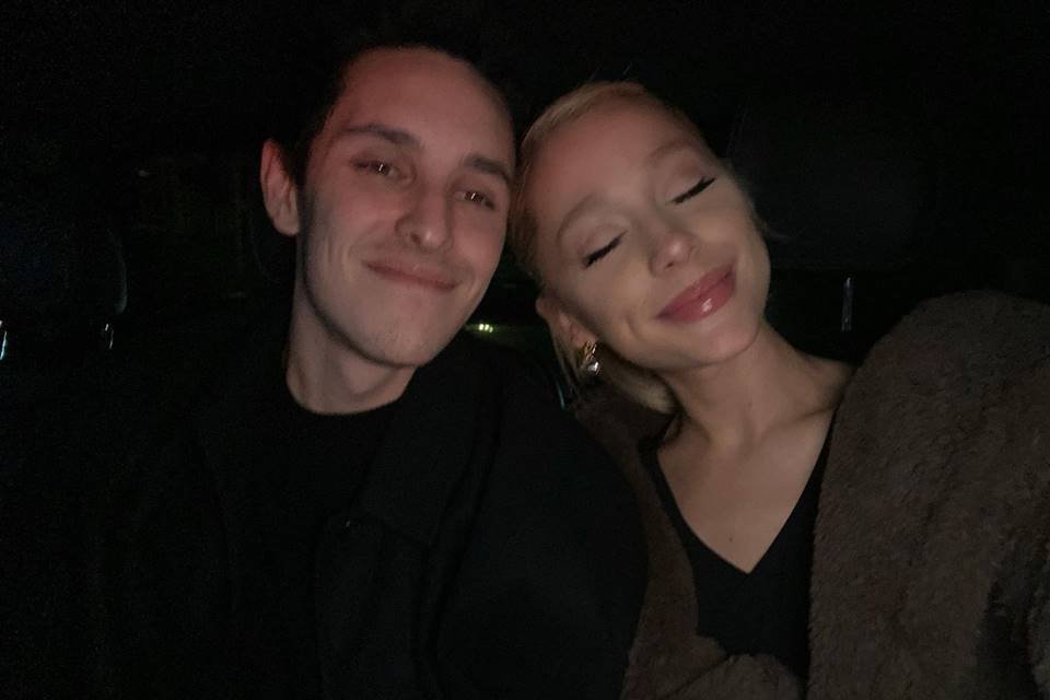 Foto colorida de Ariana Grande e Dalton Gomez - Metrópoles