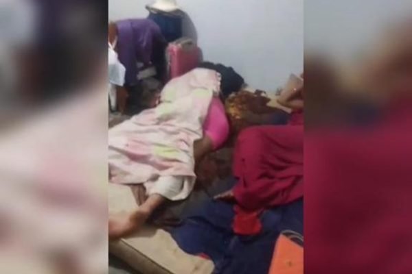 Captura de vídeo que mostra vítimas de cafetina em um colchão