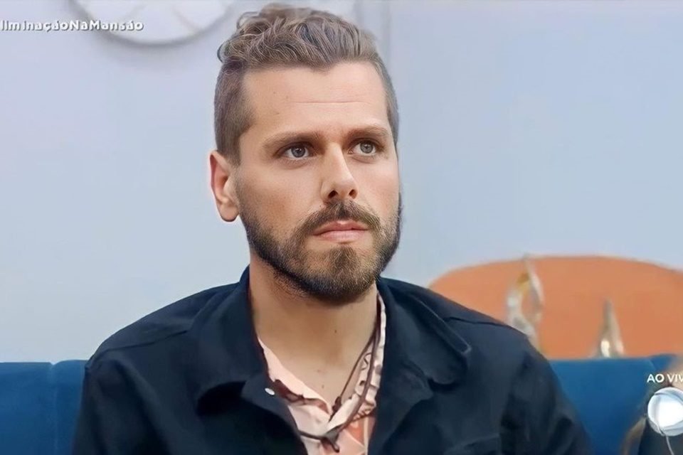 Daniel Toko de blusa preta na Record TV - Metrópoles