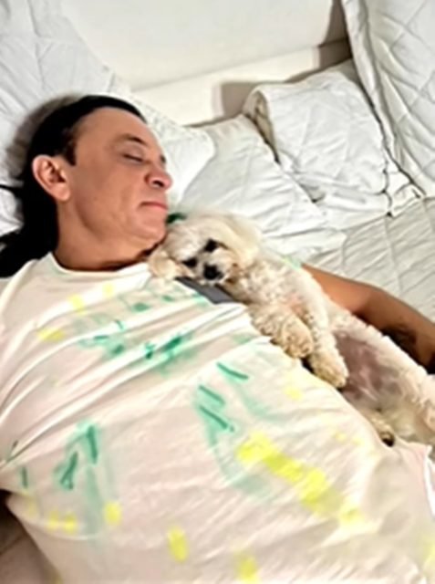 Frank Aguiar deitado na cama com seu cachorro de estimação Floquinho - Metrópoles