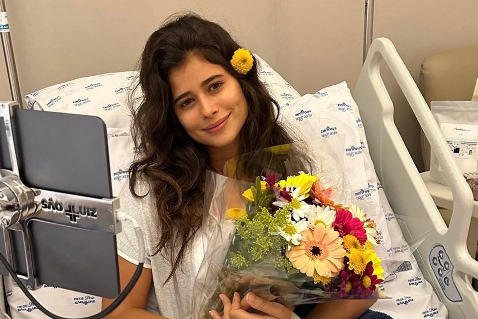 Foto colorida da atriz Isadora Cruz internada em hospital - Metrópoles