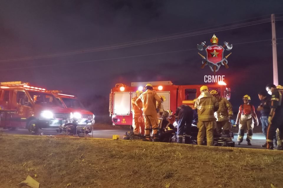 Foto de bombeiros atendendo ocorrência de batida de carro em poste