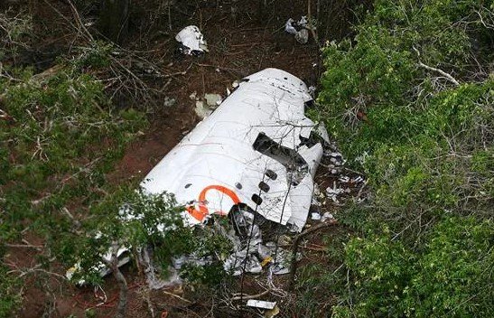 foto colorida de destroços de aviao da gol que caiu em acidente com jato legacy - Metrópoles