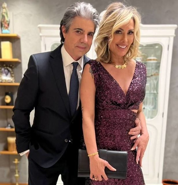 Foto colorida do apresentador João Kleber, de terno e gravata, e sua esposa Mara Ferraz, de vestido vinho - Metrópoles