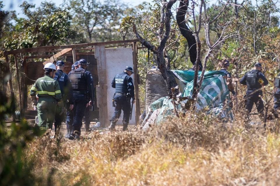 Policias militares caminham em meio ao mato - Metrópoles