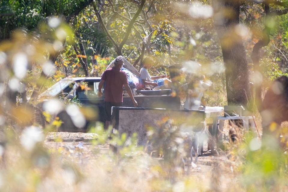 Homem retira pertences de ocupação irregular - Metrópoles