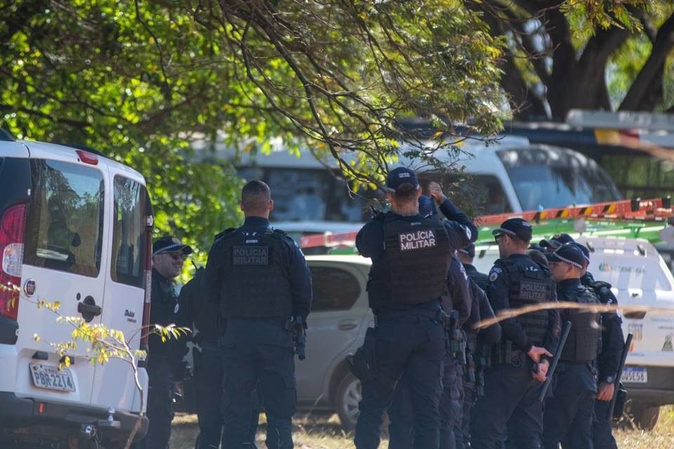 Policias Militares de costas em operação de desocupação - Metrópoles