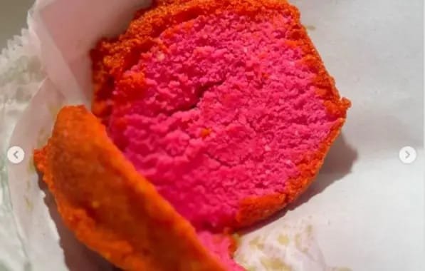 imagem colorida com acarajé cor-de-rosa em homenagem à Barbie - Metrópoles