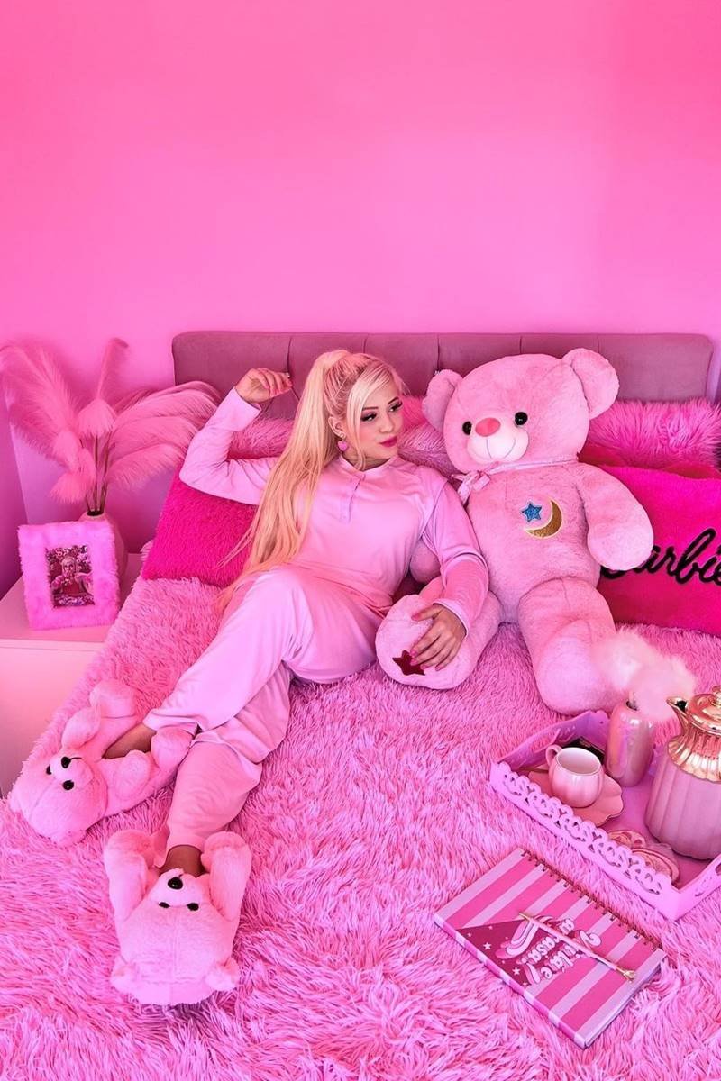 Influencer curitibana se inspira em Barbie e vive em mundo cor-de-rosa