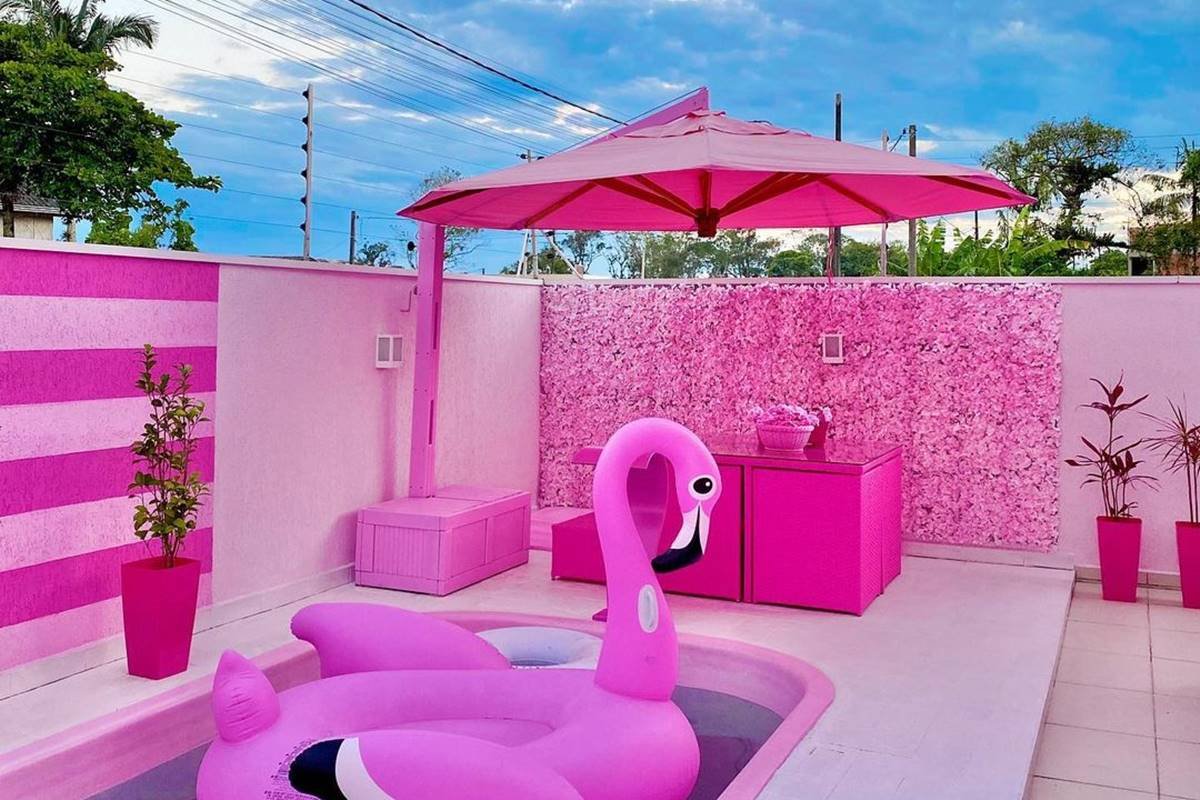Influencer curitibana se inspira em Barbie e vive em mundo cor-de-rosa
