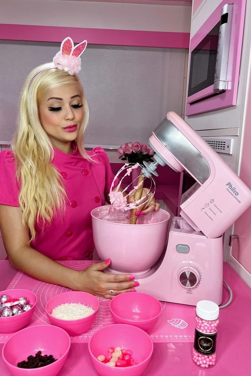 Influencer curitibana se inspira em Barbie e vive em mundo cor-de-rosa