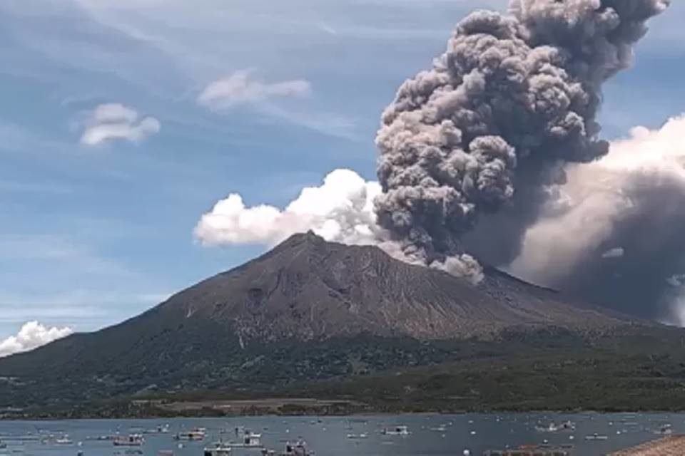Foto colorida do vulcão Sakurajima no Japão - Metrópoles