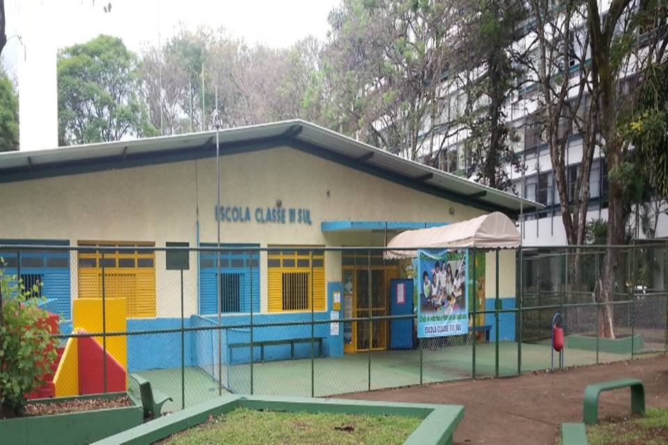 Fachada da escola classe da 111 da Asa Sul. Escola colorida em frente a prédios reidenciais