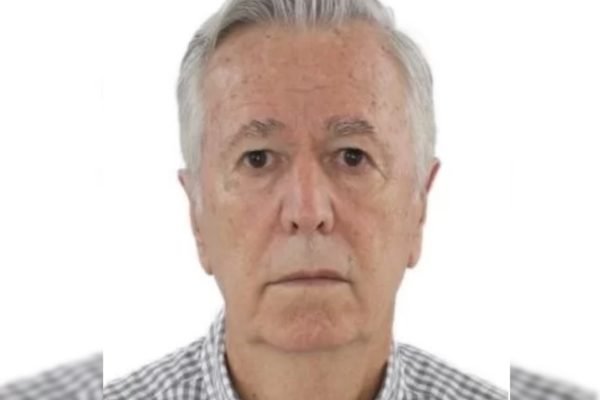 Homem branco de cabelos grisalhos idoso olha para foto 3x4