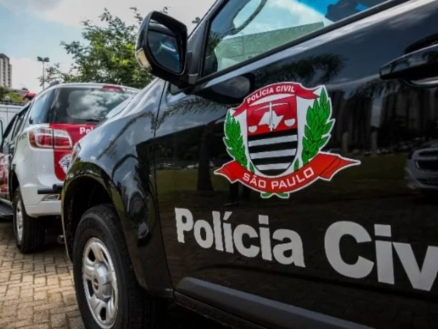 imagem colorida de viatura da Polícia Civil de São Paulo (SP). A foto é de um carro preto, com a imagem do logo da Polícia Civil na porta do motorista - Metrópoles