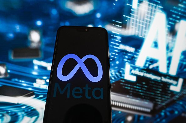 Imagem de celular com logotipo da Meta, dona do Facebook. Ao fundo, imagens relacionadas à inteligência artificial