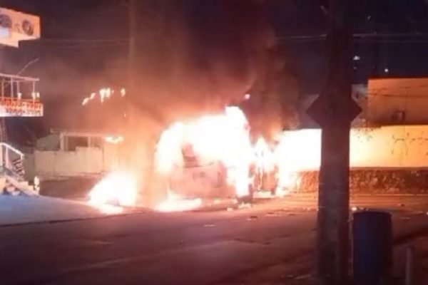 Ônibus com time de futebol pega fogo durante viagem para jogo do Campeonato  Paraibano, Paraíba