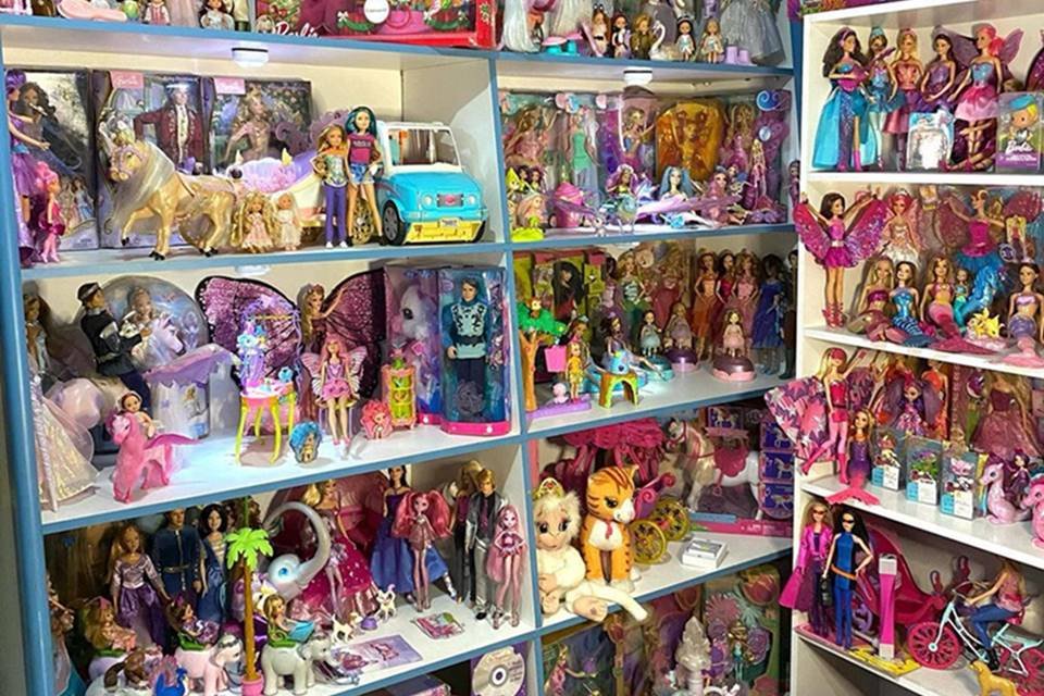 Colecionador tem 400 itens da Barbie em acervo do preço de um “carro”