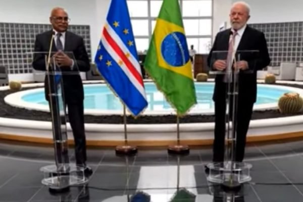 Imagem colorida do presidente Lula ao lado do presidente de Cabo Verde - Metrópoles