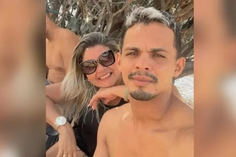 Imagem colorida mostra casal desaparecido em helicóptero que viajava da venezuela para o Brasil. Ela usa uma camiseta preta e tem cabelos loiros. Ele está sem camisa - Metrópoles