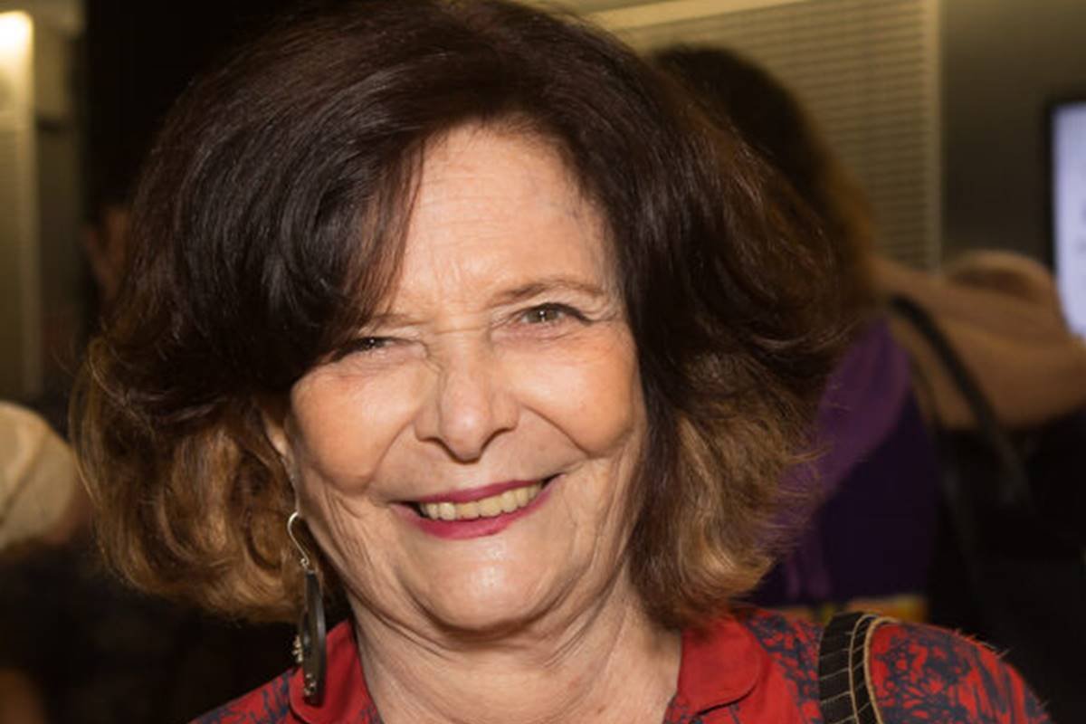 Foto colorida da escritora Heloísa Buarque - Metrópoles