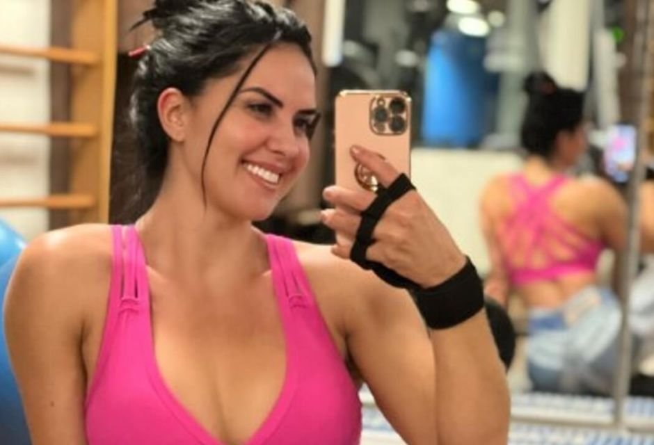 Graciele Lacerda com top rosa na academia tirando self no espelho - Metrópoles