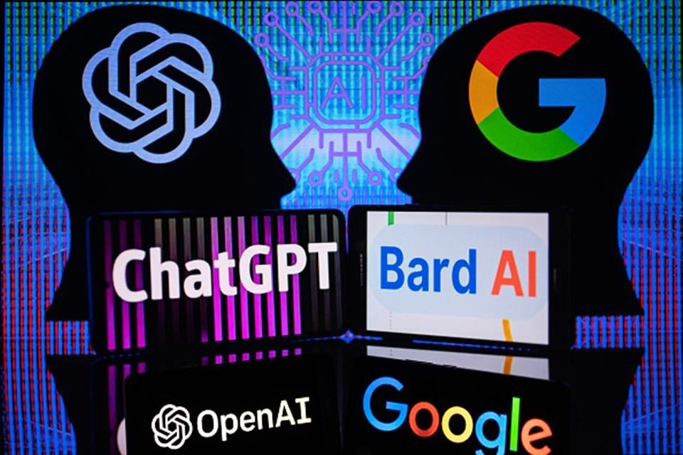 Imagem que ilustra a disputa no mercado de inteligência artificial. Dois celulares, um com o logotipo do ChatGPT e outro do Google Bard. Ao fundo, imagens e duas cabeças humanas com os logotipos da OpenAI e do Google