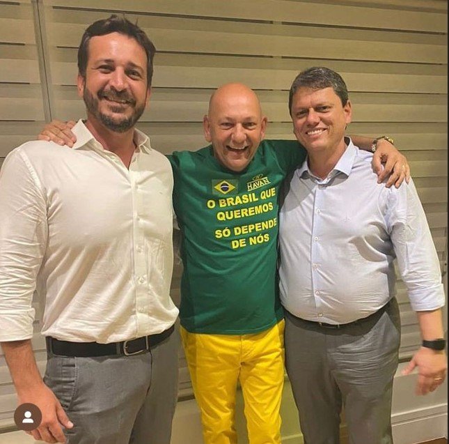O bolsonarista Luciano Hang abraça o Tenente Santini e o governador Tarcísio de Freitas