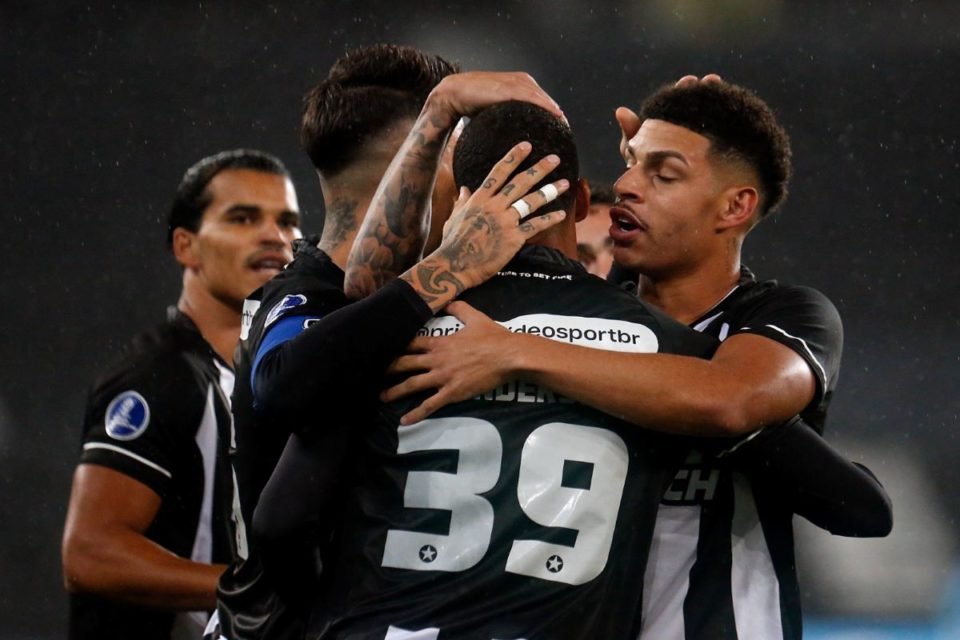 Jogadores do Botafogo se abraçam após time marcar gol - Metrópoles