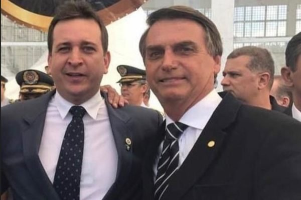 Em foto colorida, Nelson Santini, irmão do ex-secretário José Vicente Santini e dono da empresa de segurança Campseg, com Jair Bolsonaro
