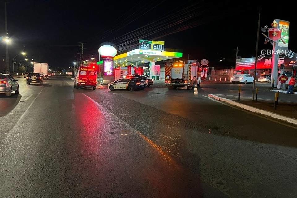 Equipes dos bombeiros em frente a posto de gasolina