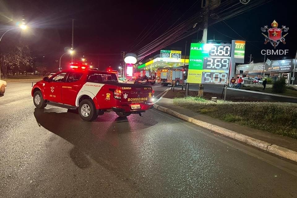 Veículo dos bombeiros em frente a posto de gasolina