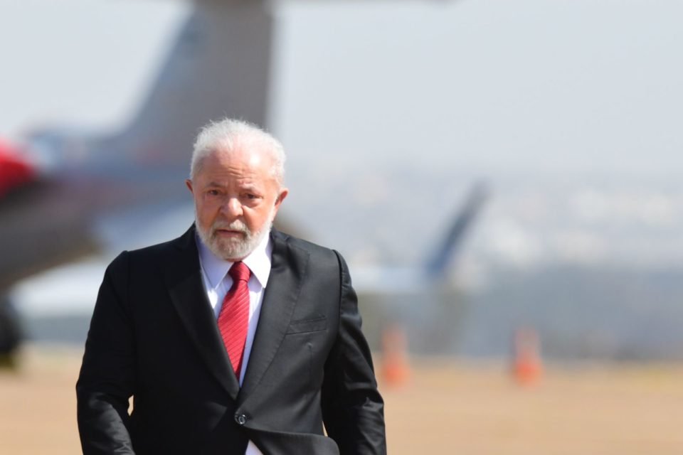 Imagem colorida do presidente Lula (PT) durante cerimônia em homenagem a Santos Dumont - Metrópoles