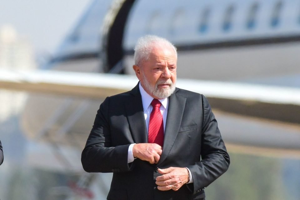 imagem colorida de Lula em frente à avião da FAB - Metrópoles