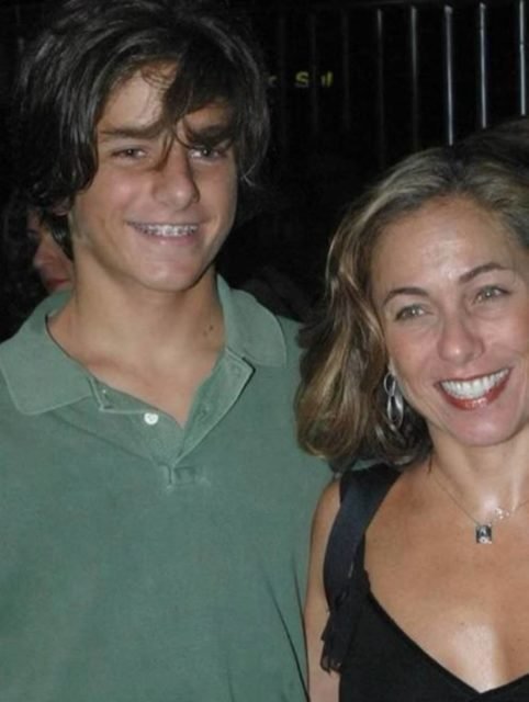 foto colorida de cissa guimaraes com blusa preta e filho rafael mascarenhas de blusa verde - metrópoles