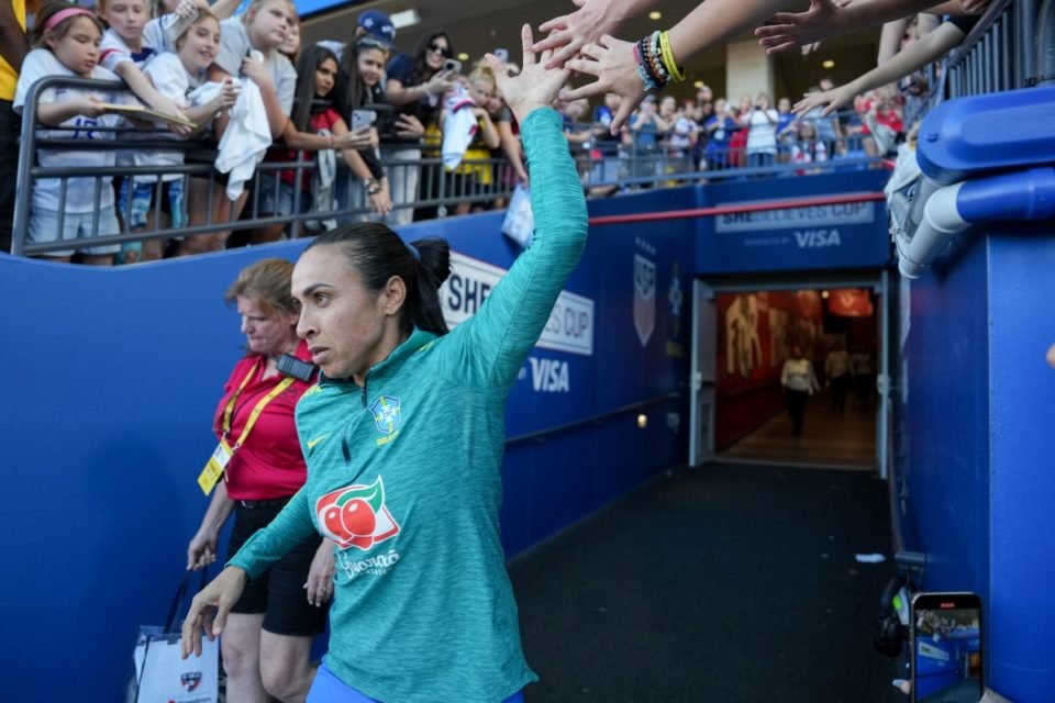 Foto colorida mostra Marta entrando em campo - Metrópoles